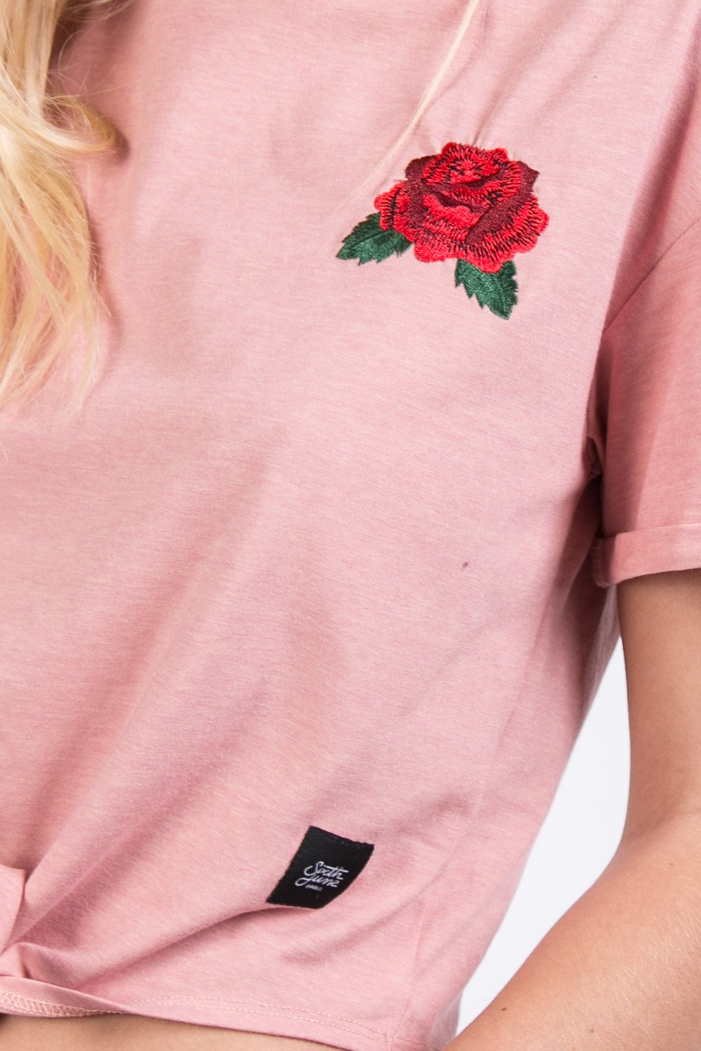 Rosafarbenes T-Shirt mit Brustaufnäher zum Binden