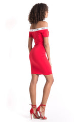 Schulterfreies Kleid mit roten Streifen