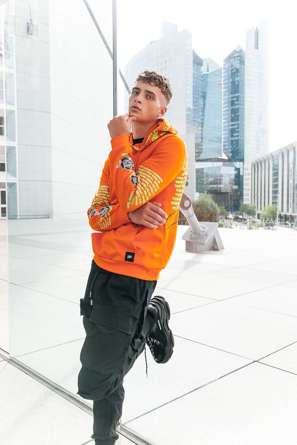 Sweat capuche imprimé tête de mort orange