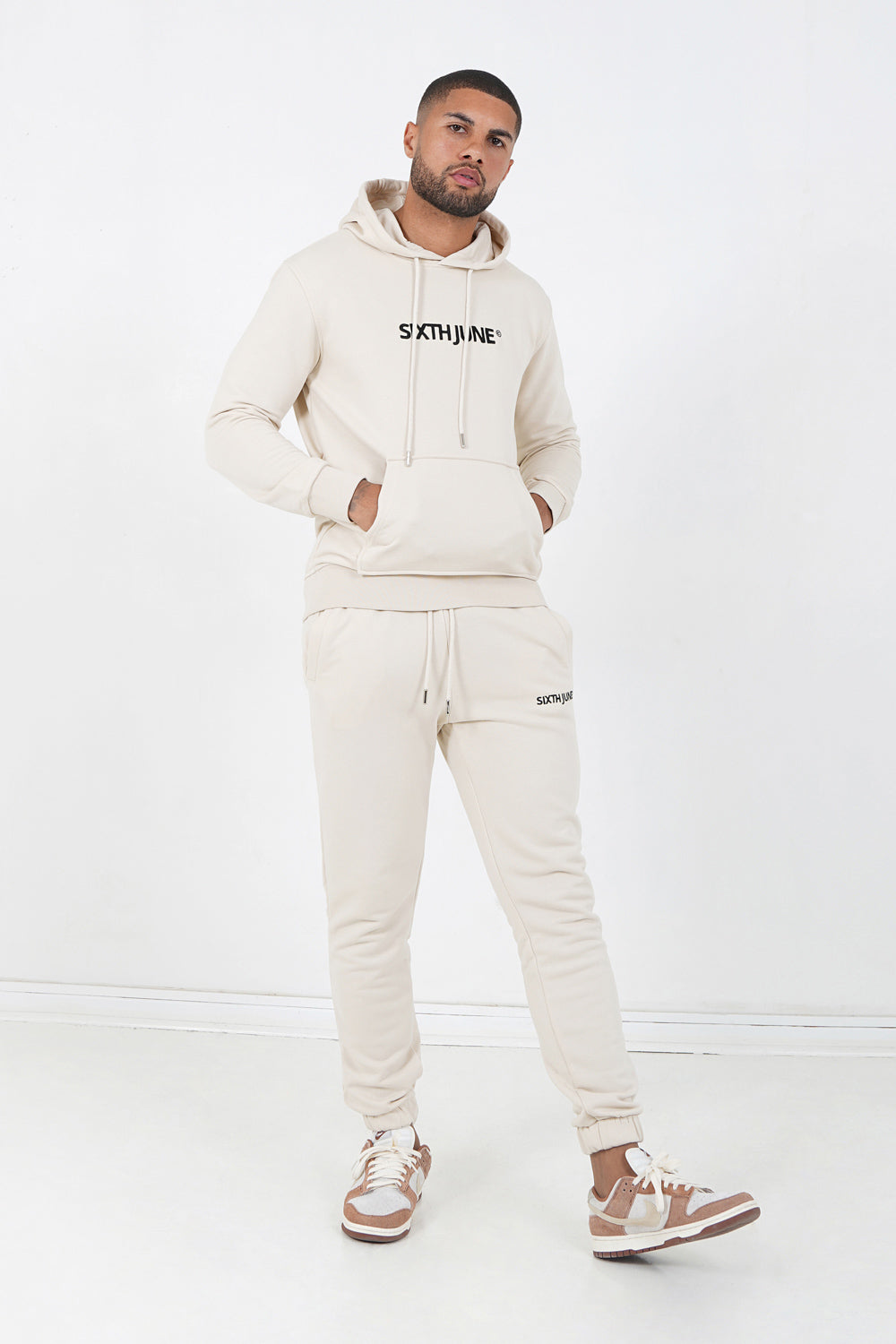 Sixth June - Sweatshirt capuche logo brodé Beige clair