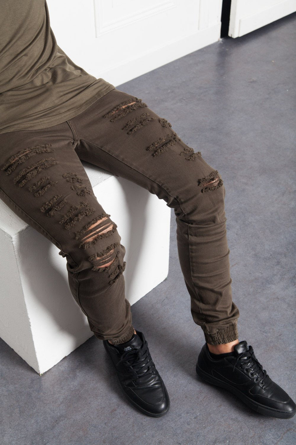 Khakifarbene, elastische Slim-Jeans im Destroyed-Look M1922HDE