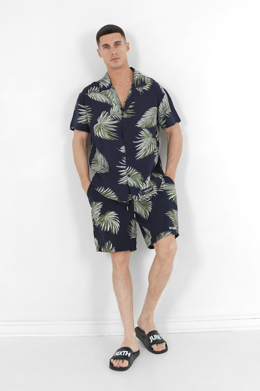 Fließende Shorts mit tropischem Muster Dunkelblau