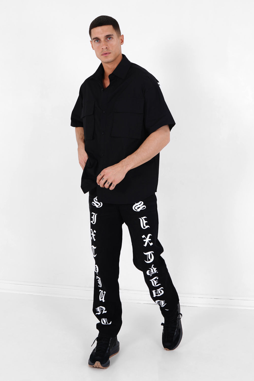 Sixth June - Jean droit logo gothique Noir