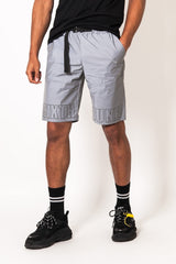 Graue, reflektierende Shorts mit Logo