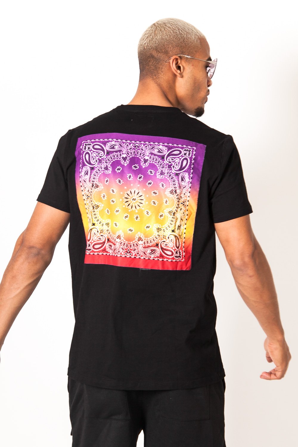 Schwarzes, mehrfarbiges T-Shirt mit Bandana-Print
