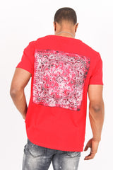 Rotes, mehrfarbiges T-Shirt mit Bandana-Print