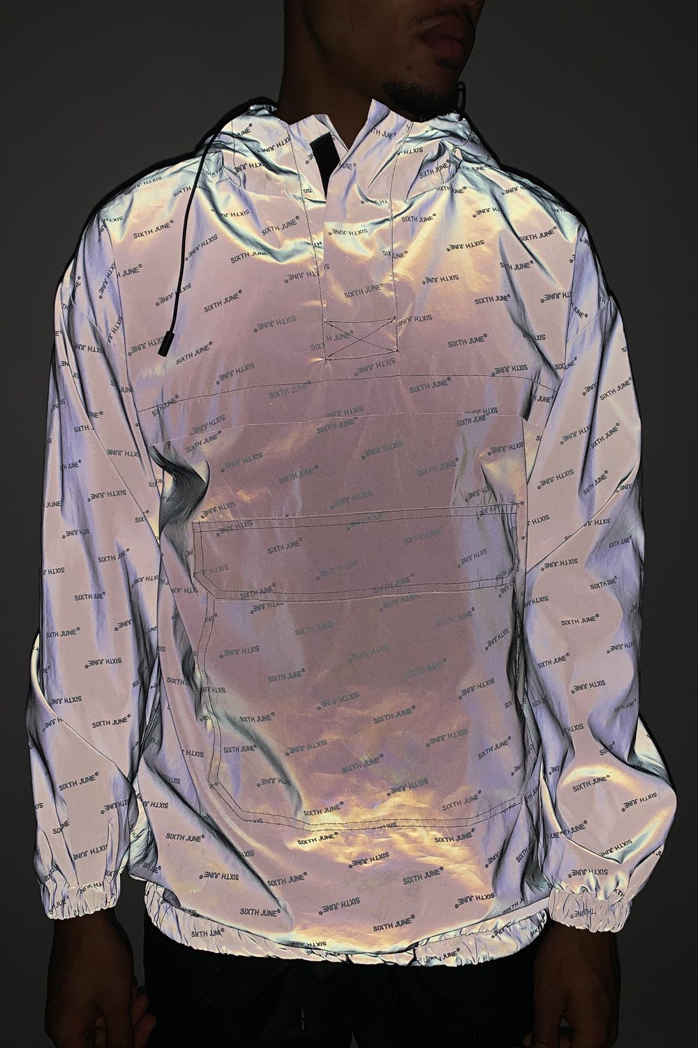 Schwarze, durchgehend reflektierende Windjacke