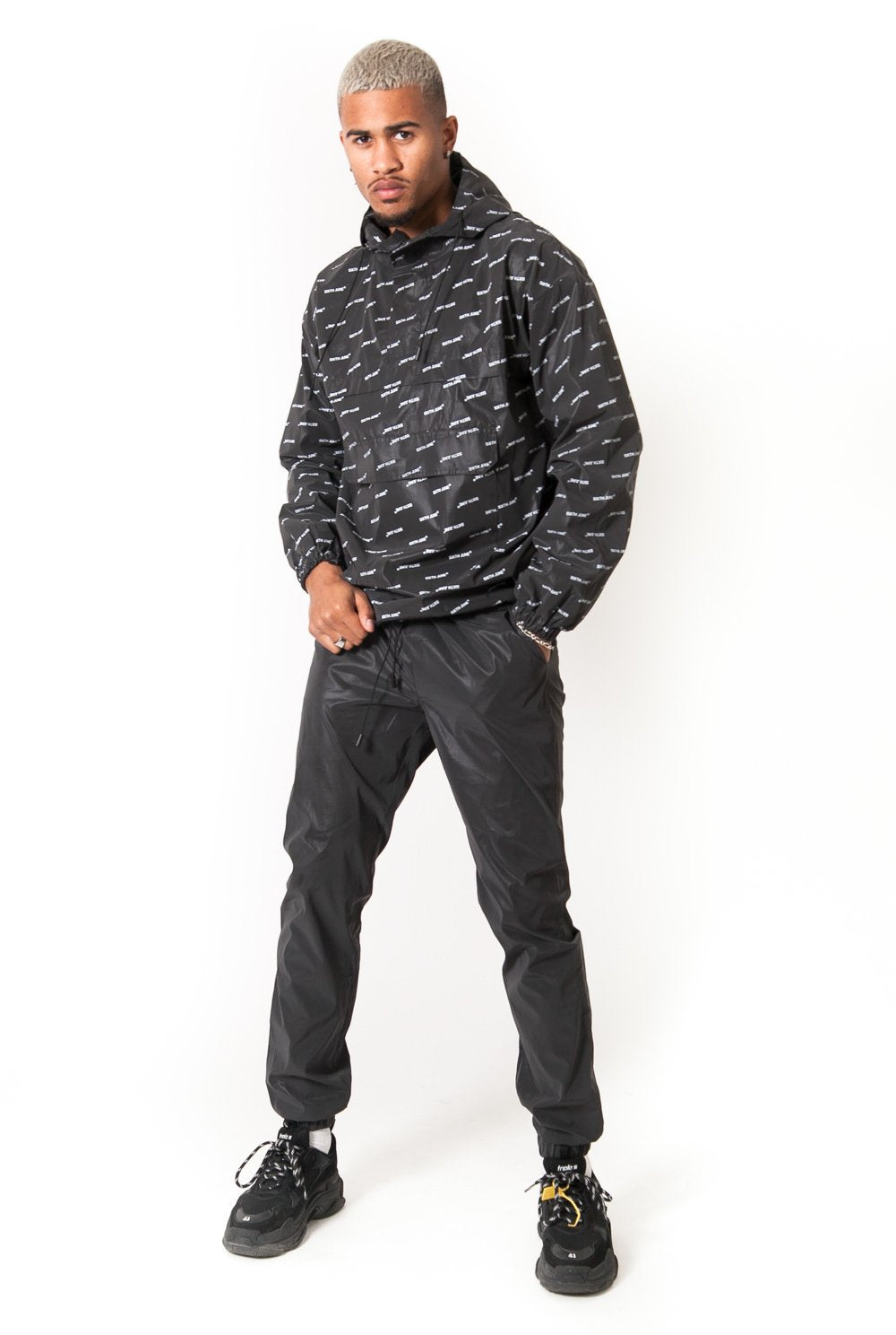 Schwarze, durchgehend reflektierende Windjacke