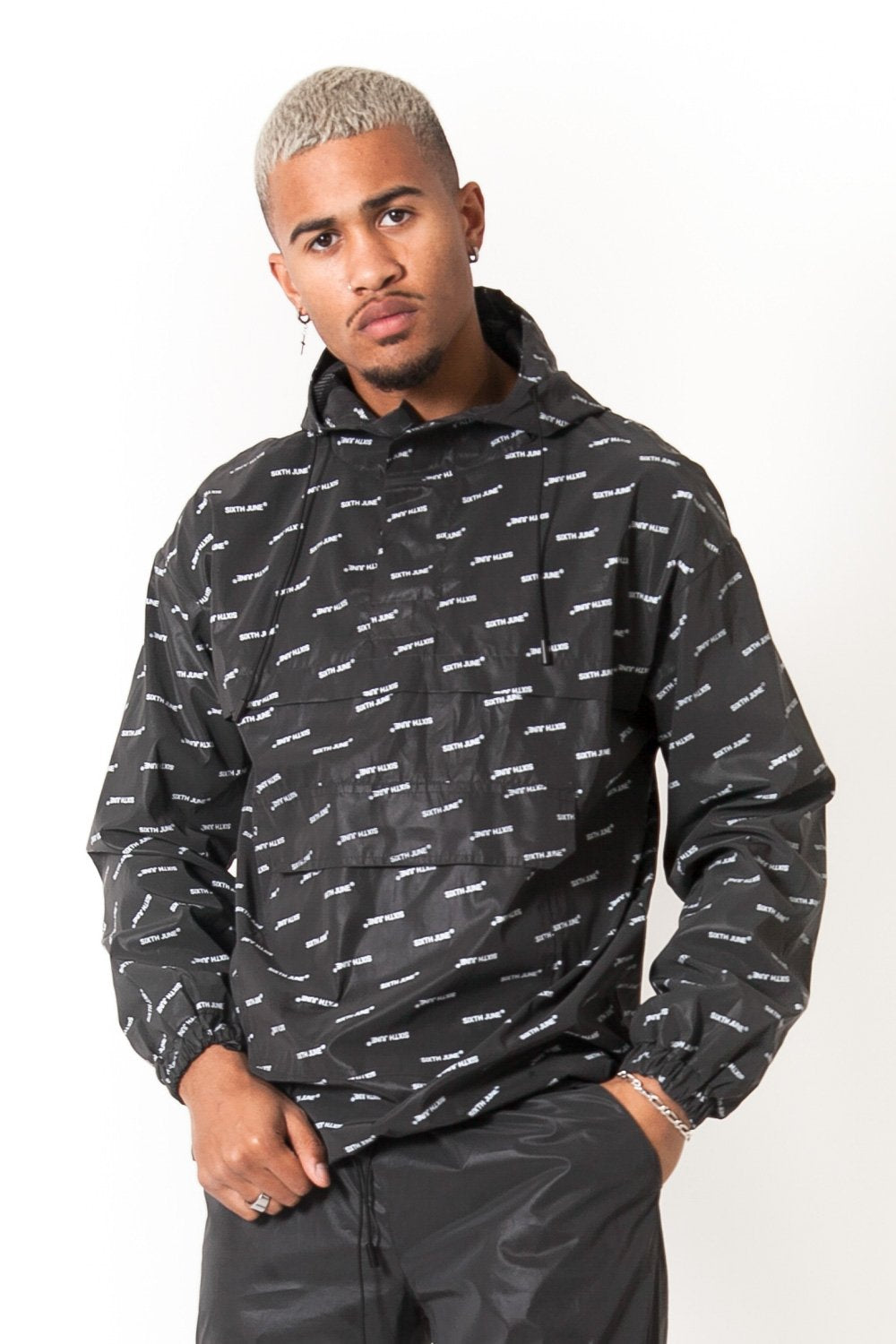 Schwarze, durchgehend reflektierende Windjacke