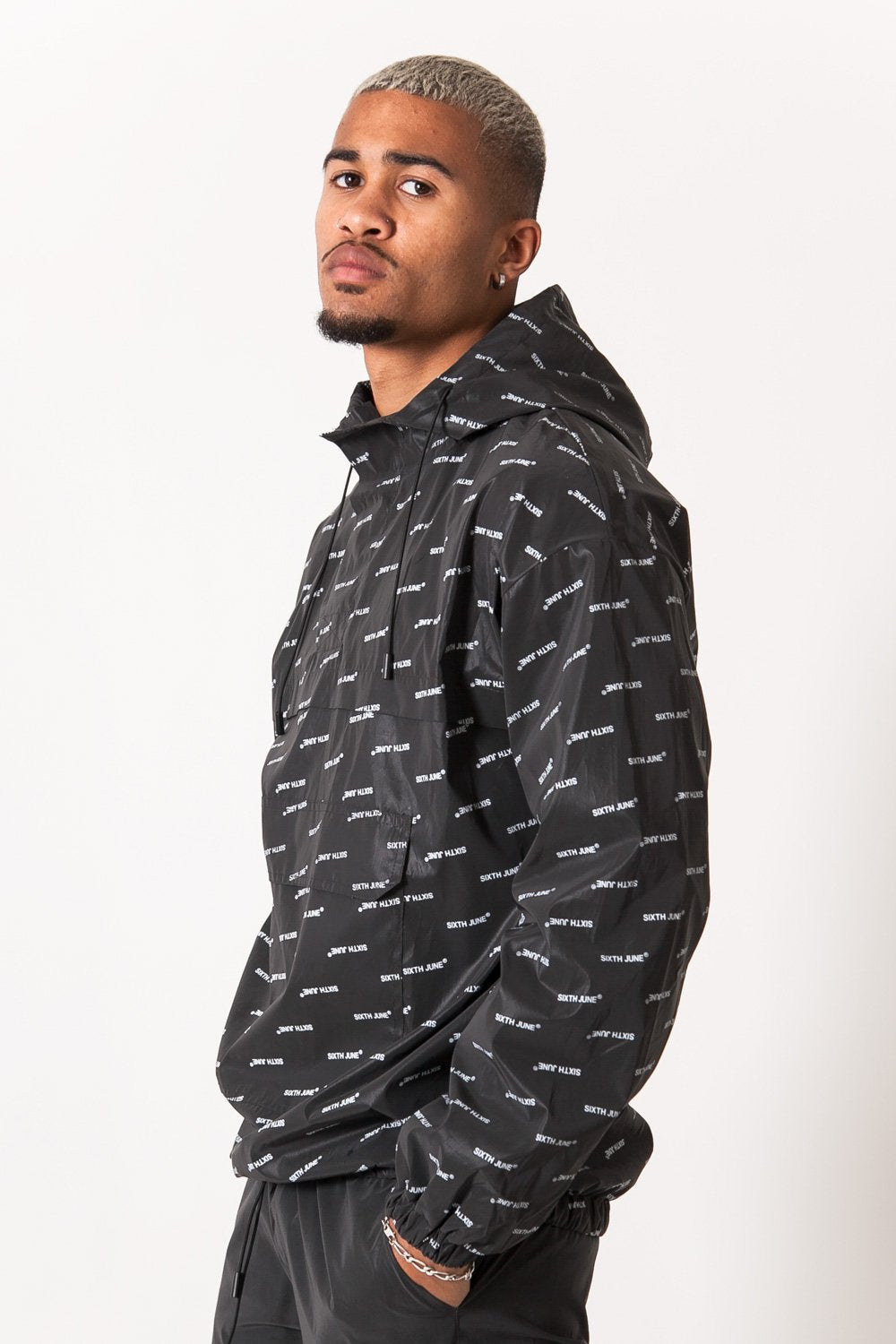 Schwarze, durchgehend reflektierende Windjacke