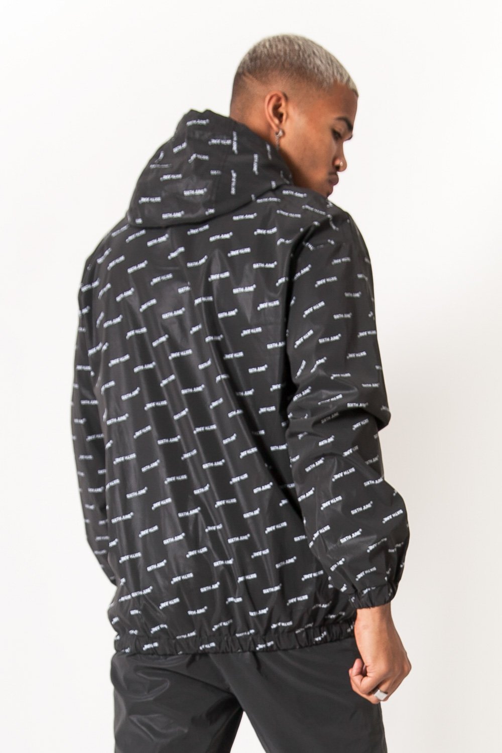 Schwarze, durchgehend reflektierende Windjacke