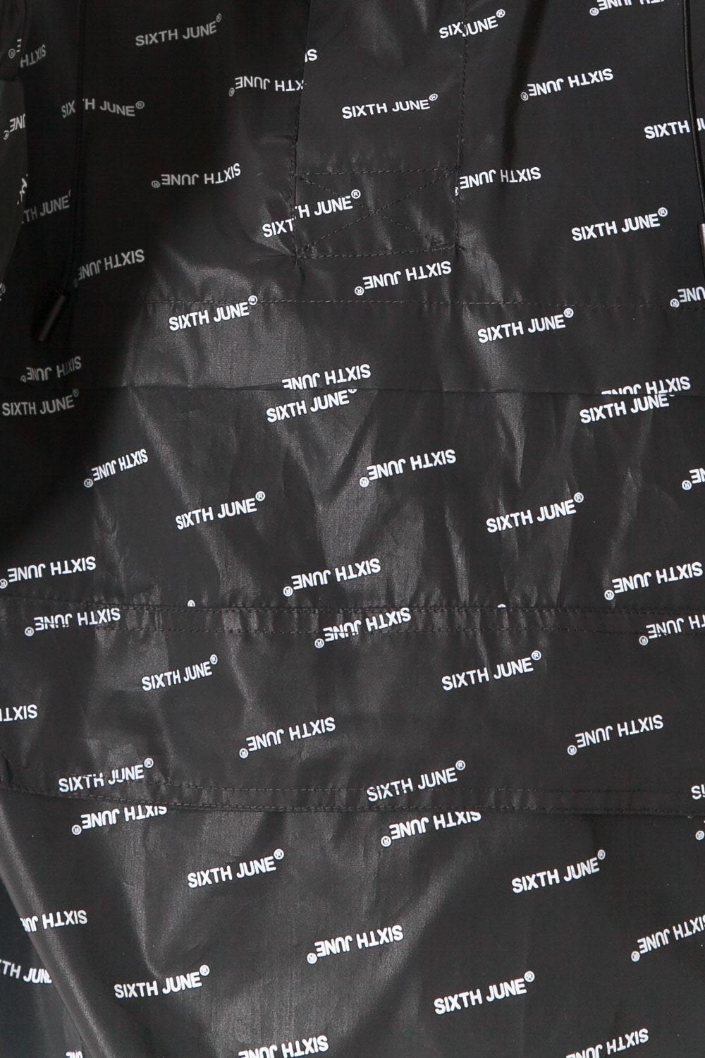 Schwarze, durchgehend reflektierende Windjacke