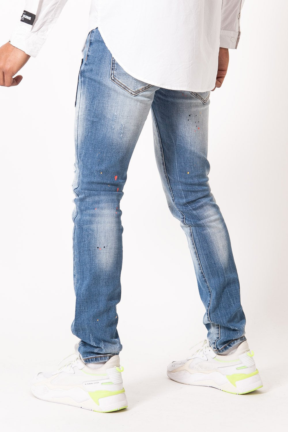 Blaue Jeans mit mehrfarbigen Flecken und Taschen