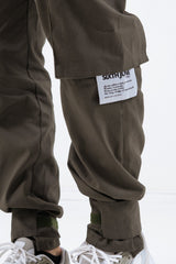 Khakifarbene Cargohose mit Klettverschluss am Knöchel