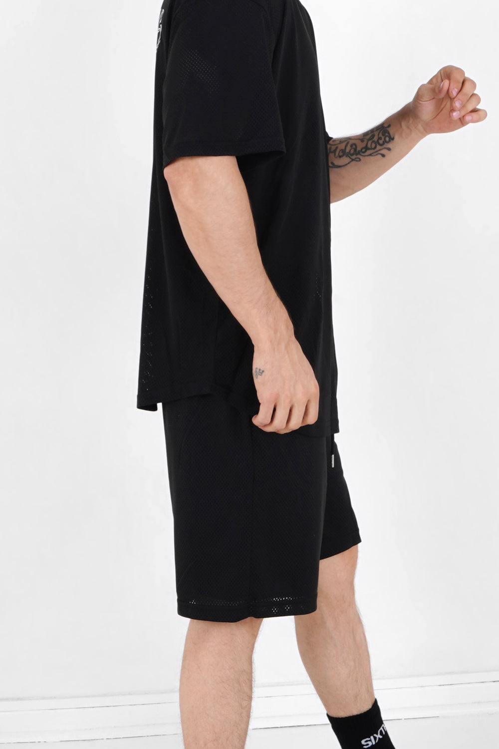 Sixth June - Short mesh signature Noir