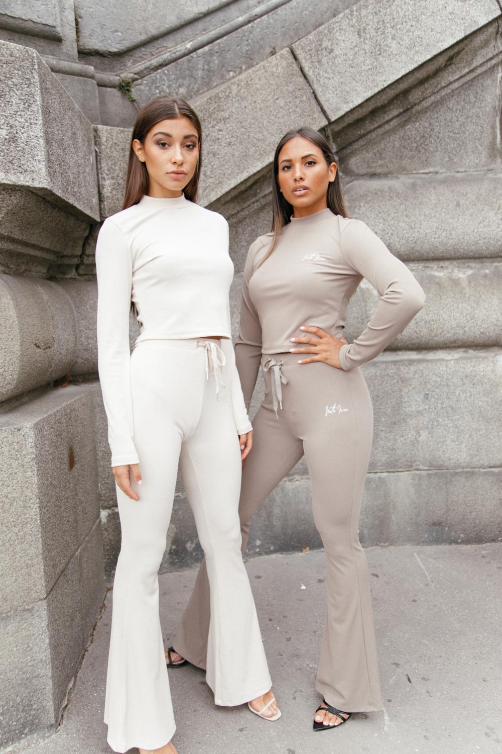 Beigefarbenes, kurzes Oberteil mit Logo