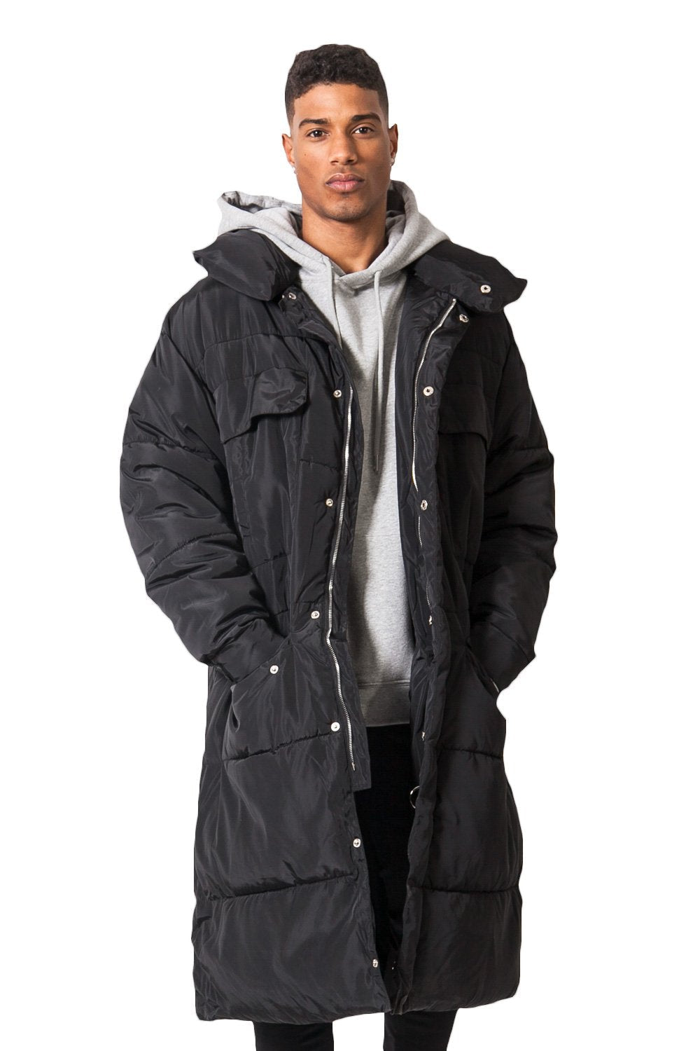 Extra große lange schwarze Daunenjacke