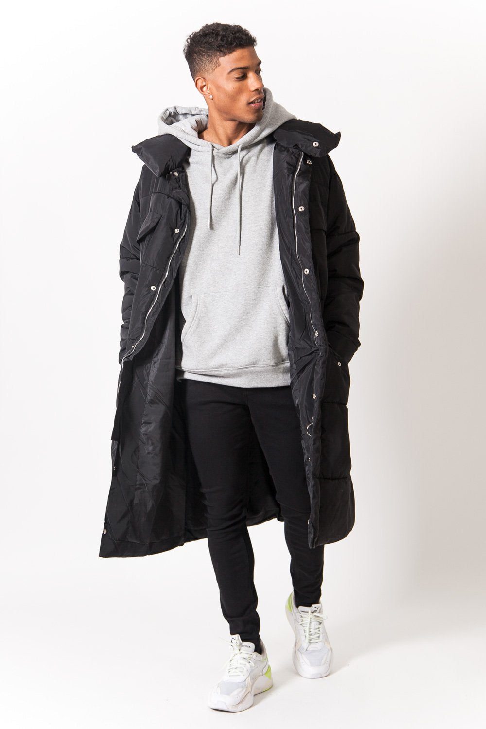 Extra große lange schwarze Daunenjacke