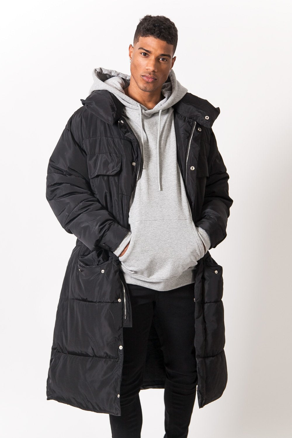 Extra große lange schwarze Daunenjacke