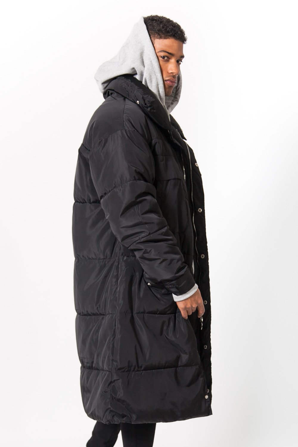 Extra große lange schwarze Daunenjacke