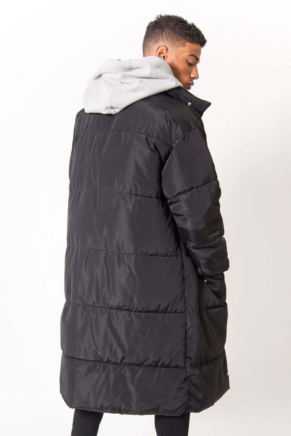 Extra große lange schwarze Daunenjacke