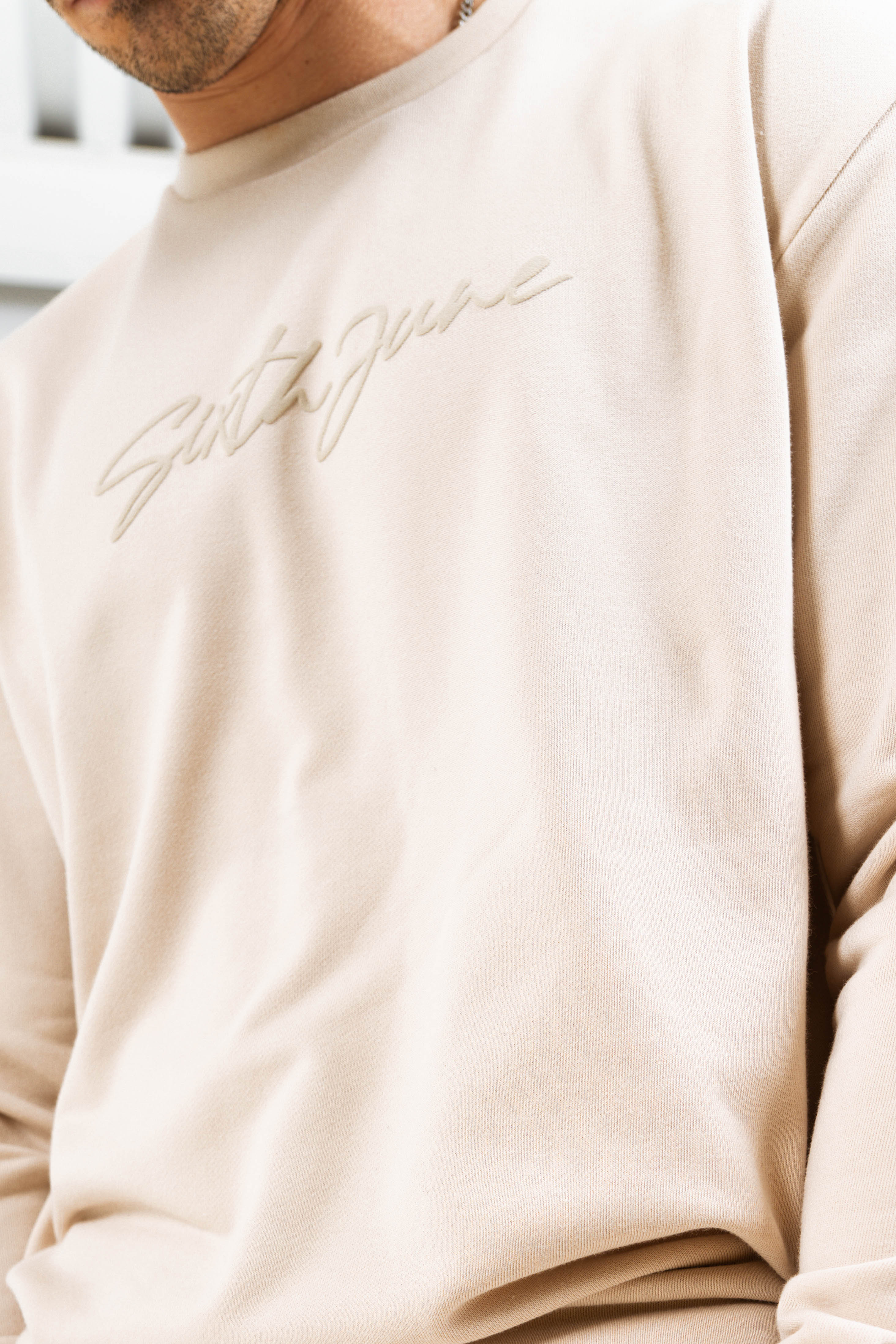 Beigefarbenes Sweatshirt mit geprägtem Signature-Logo