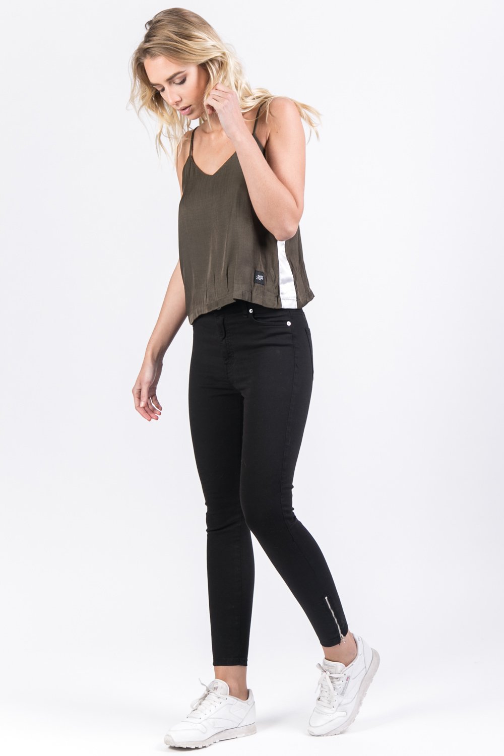 Khakifarbenes Tanktop mit Satinstreifen