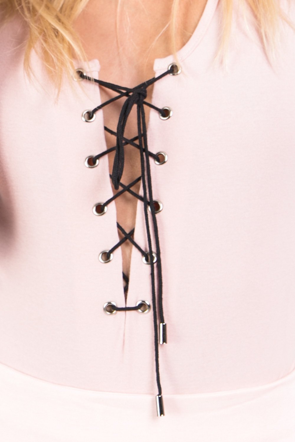 Rosafarbener Body mit Schnürung