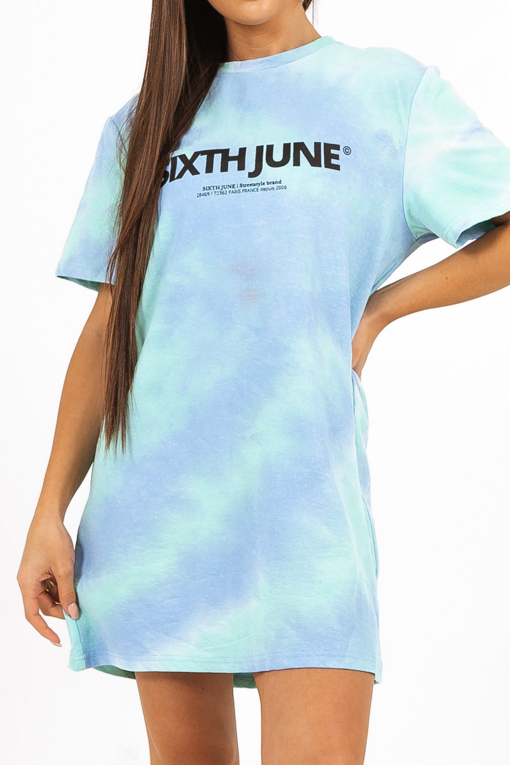 Blaues T-Shirt-Kleid mit Batikmuster