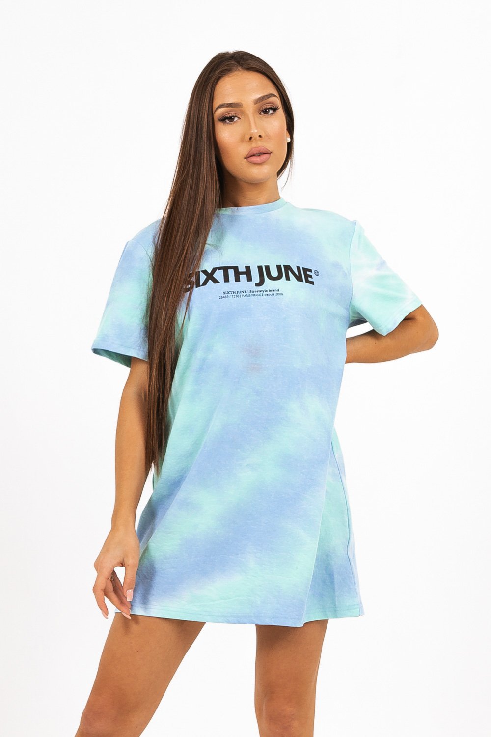 Blaues T-Shirt-Kleid mit Batikmuster