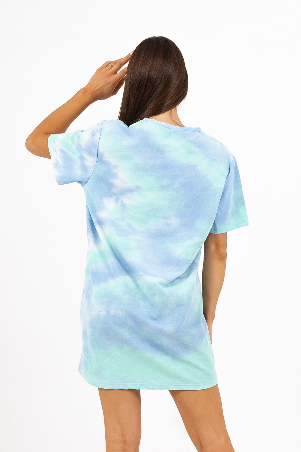 Blaues T-Shirt-Kleid mit Batikmuster