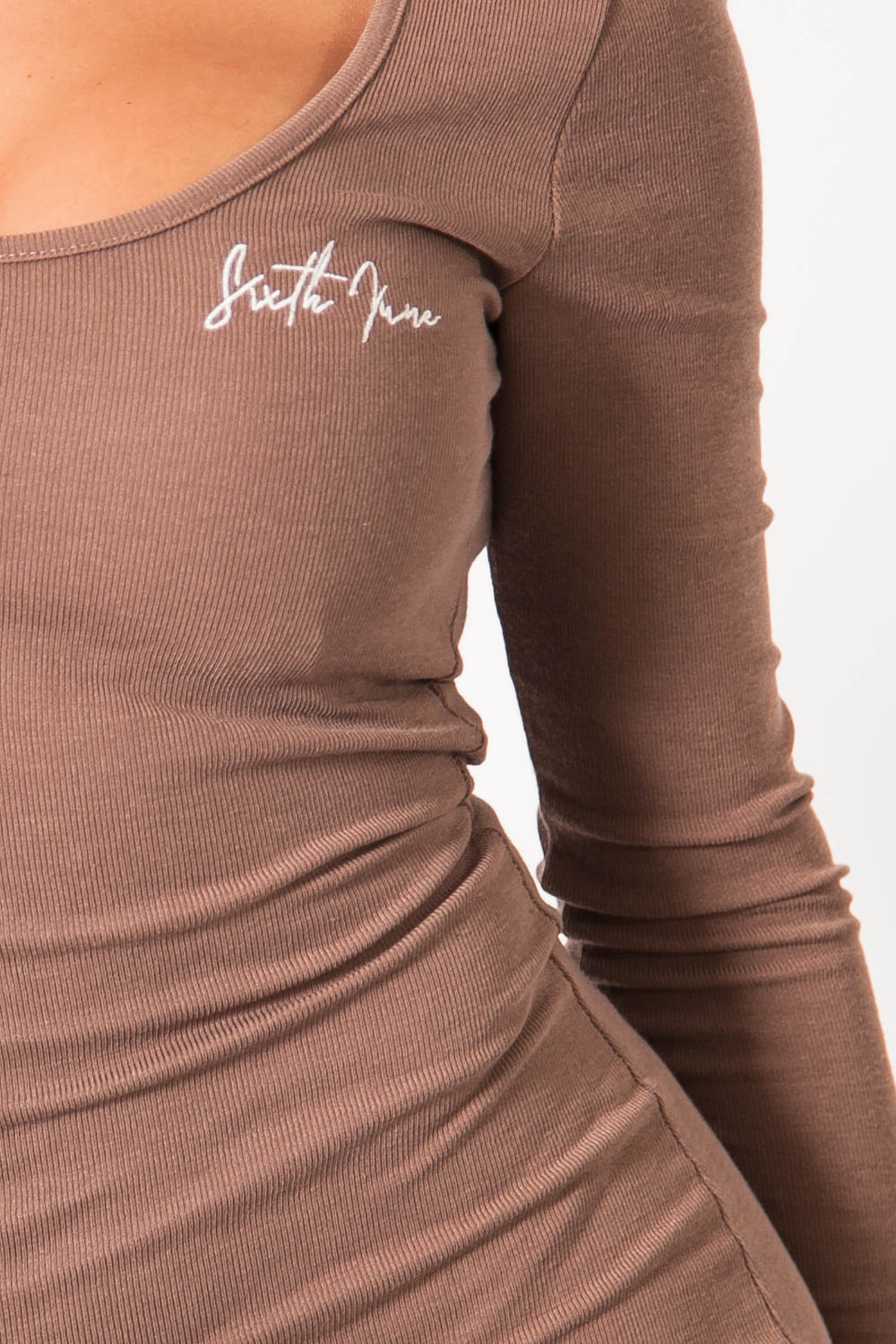 Beigefarbenes Langarmkleid